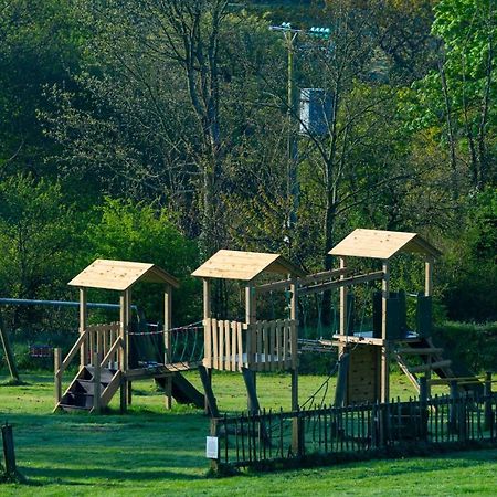 Grampound Our Goldfinch 1- Sleeps 2 Persons- Private Hot Tub-Pet Friendly-Tranquil Holiday Away From It All Yet Not Far From St Austell- The Holiday Home Has One Bedroom, Living And Dining Area, Equipped Kitchen-Decking-Outdoor Furniture-Fishing Lakes And More المظهر الخارجي الصورة