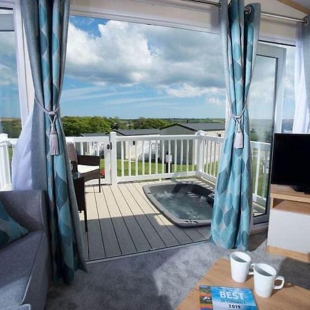 Grampound Our Goldfinch 1- Sleeps 2 Persons- Private Hot Tub-Pet Friendly-Tranquil Holiday Away From It All Yet Not Far From St Austell- The Holiday Home Has One Bedroom, Living And Dining Area, Equipped Kitchen-Decking-Outdoor Furniture-Fishing Lakes And More المظهر الخارجي الصورة