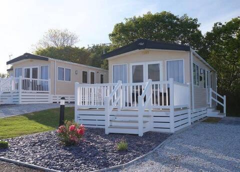 Grampound Our Goldfinch 1- Sleeps 2 Persons- Private Hot Tub-Pet Friendly-Tranquil Holiday Away From It All Yet Not Far From St Austell- The Holiday Home Has One Bedroom, Living And Dining Area, Equipped Kitchen-Decking-Outdoor Furniture-Fishing Lakes And More المظهر الخارجي الصورة