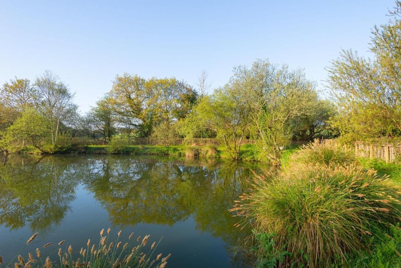 Grampound Our Goldfinch 1- Sleeps 2 Persons- Private Hot Tub-Pet Friendly-Tranquil Holiday Away From It All Yet Not Far From St Austell- The Holiday Home Has One Bedroom, Living And Dining Area, Equipped Kitchen-Decking-Outdoor Furniture-Fishing Lakes And More المظهر الخارجي الصورة