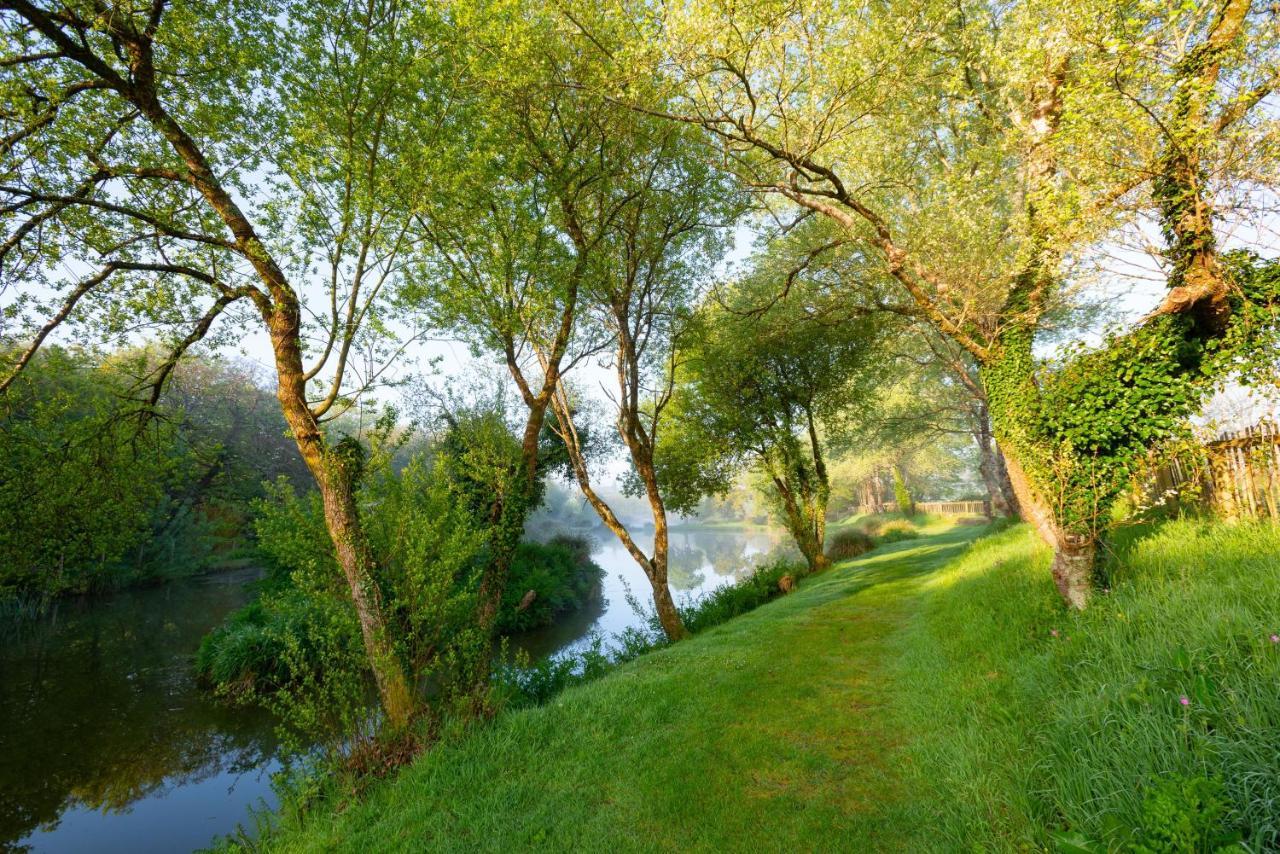 Grampound Our Goldfinch 1- Sleeps 2 Persons- Private Hot Tub-Pet Friendly-Tranquil Holiday Away From It All Yet Not Far From St Austell- The Holiday Home Has One Bedroom, Living And Dining Area, Equipped Kitchen-Decking-Outdoor Furniture-Fishing Lakes And More المظهر الخارجي الصورة