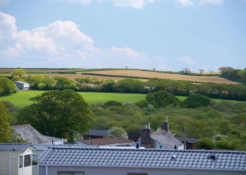 Grampound Our Goldfinch 1- Sleeps 2 Persons- Private Hot Tub-Pet Friendly-Tranquil Holiday Away From It All Yet Not Far From St Austell- The Holiday Home Has One Bedroom, Living And Dining Area, Equipped Kitchen-Decking-Outdoor Furniture-Fishing Lakes And More المظهر الخارجي الصورة