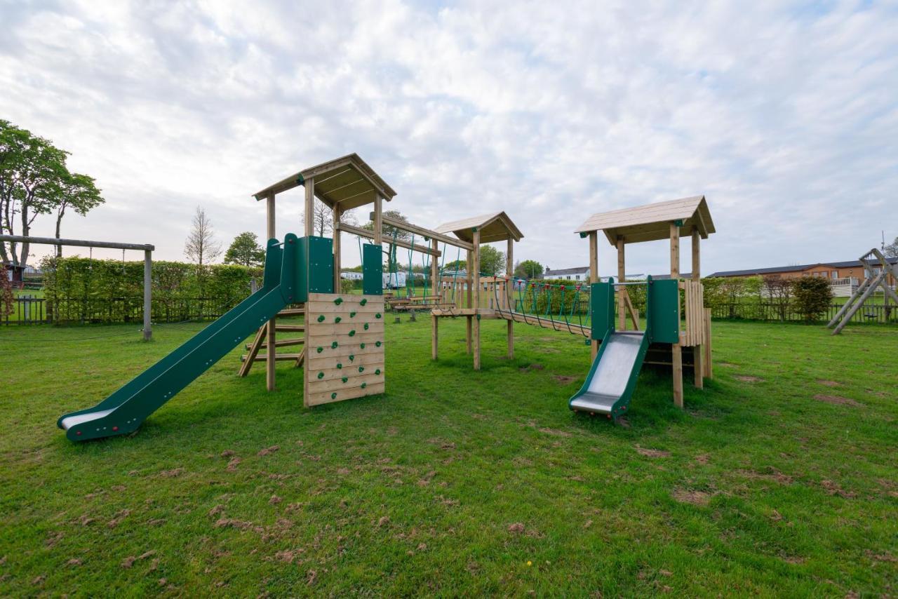 Grampound Our Goldfinch 1- Sleeps 2 Persons- Private Hot Tub-Pet Friendly-Tranquil Holiday Away From It All Yet Not Far From St Austell- The Holiday Home Has One Bedroom, Living And Dining Area, Equipped Kitchen-Decking-Outdoor Furniture-Fishing Lakes And More المظهر الخارجي الصورة
