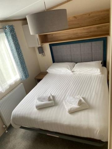 Grampound Our Goldfinch 1- Sleeps 2 Persons- Private Hot Tub-Pet Friendly-Tranquil Holiday Away From It All Yet Not Far From St Austell- The Holiday Home Has One Bedroom, Living And Dining Area, Equipped Kitchen-Decking-Outdoor Furniture-Fishing Lakes And More المظهر الخارجي الصورة