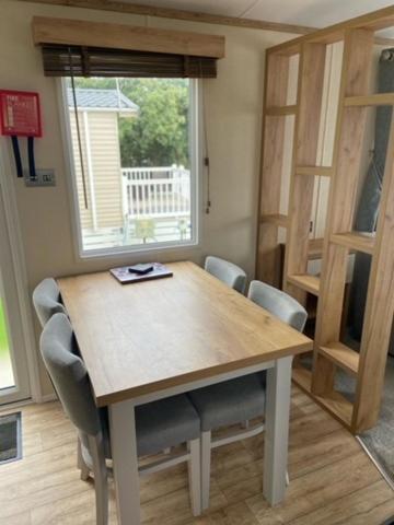 Grampound Our Goldfinch 1- Sleeps 2 Persons- Private Hot Tub-Pet Friendly-Tranquil Holiday Away From It All Yet Not Far From St Austell- The Holiday Home Has One Bedroom, Living And Dining Area, Equipped Kitchen-Decking-Outdoor Furniture-Fishing Lakes And More المظهر الخارجي الصورة