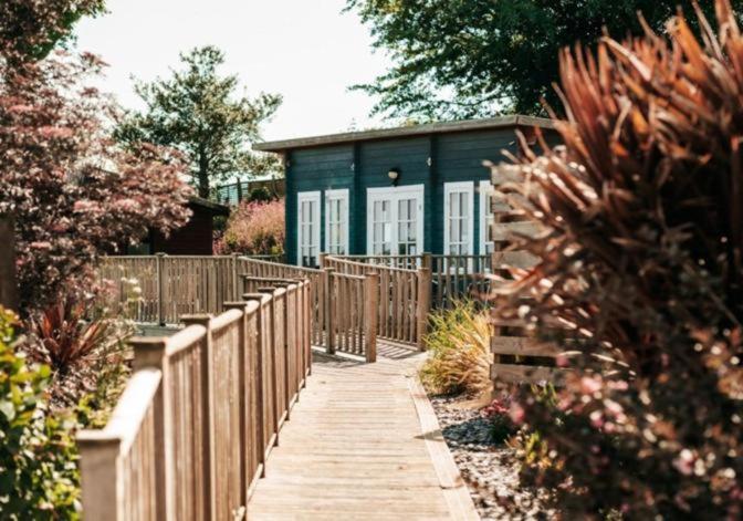 Grampound Our Goldfinch 1- Sleeps 2 Persons- Private Hot Tub-Pet Friendly-Tranquil Holiday Away From It All Yet Not Far From St Austell- The Holiday Home Has One Bedroom, Living And Dining Area, Equipped Kitchen-Decking-Outdoor Furniture-Fishing Lakes And More المظهر الخارجي الصورة